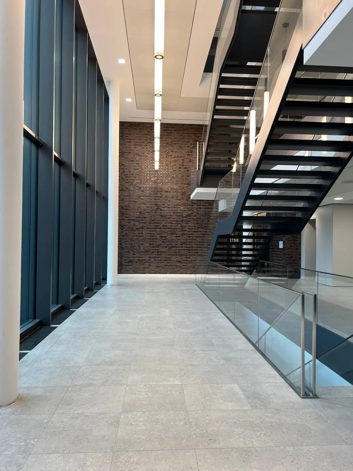 Systemböden auf 11.300m² für das Verwaltungsgebäude eines Netzbetreibers — Bild 5