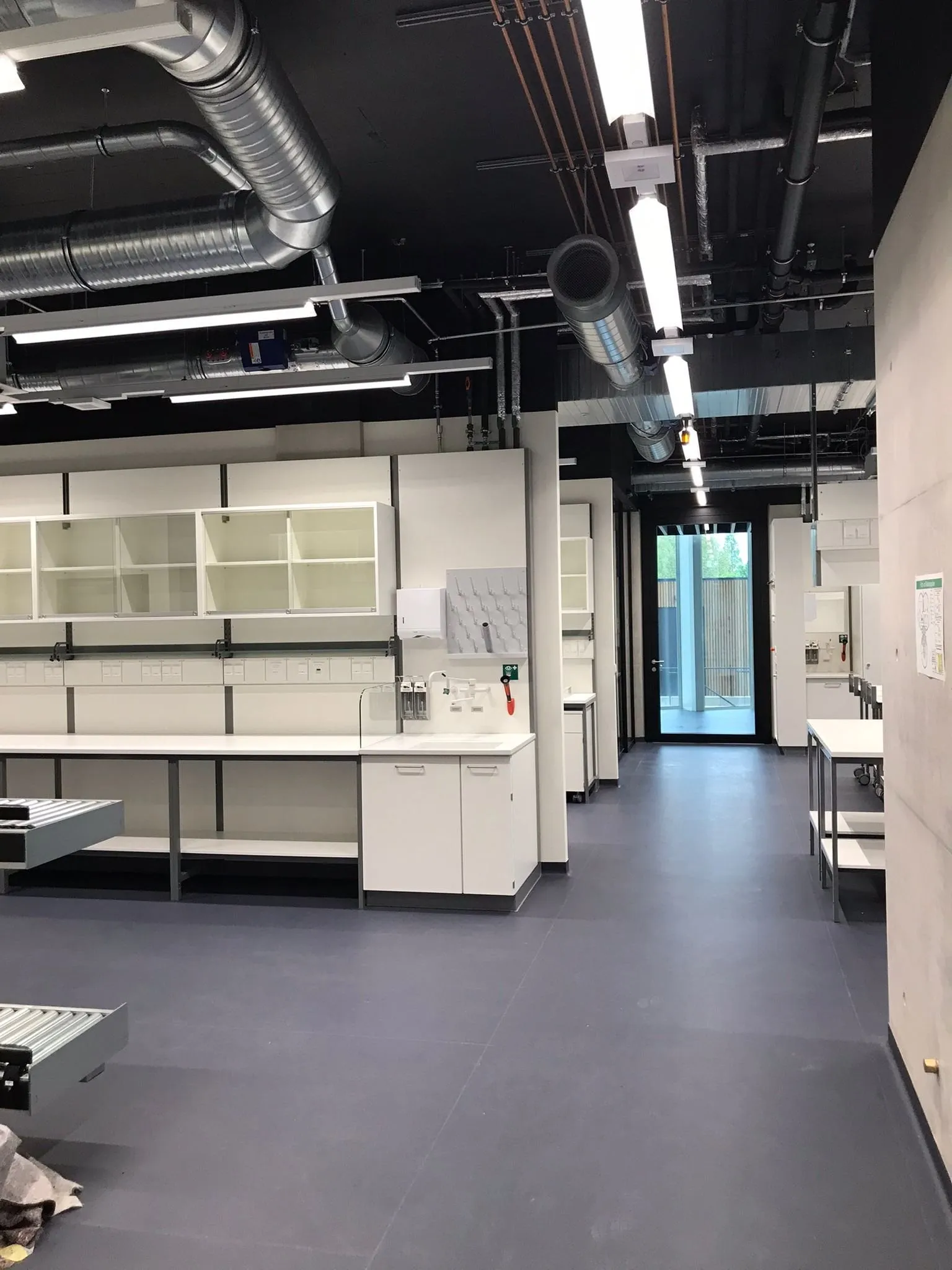 2.500 m² gegossener Hohlraumboden mit Linoleum Oberboden — Bild 2