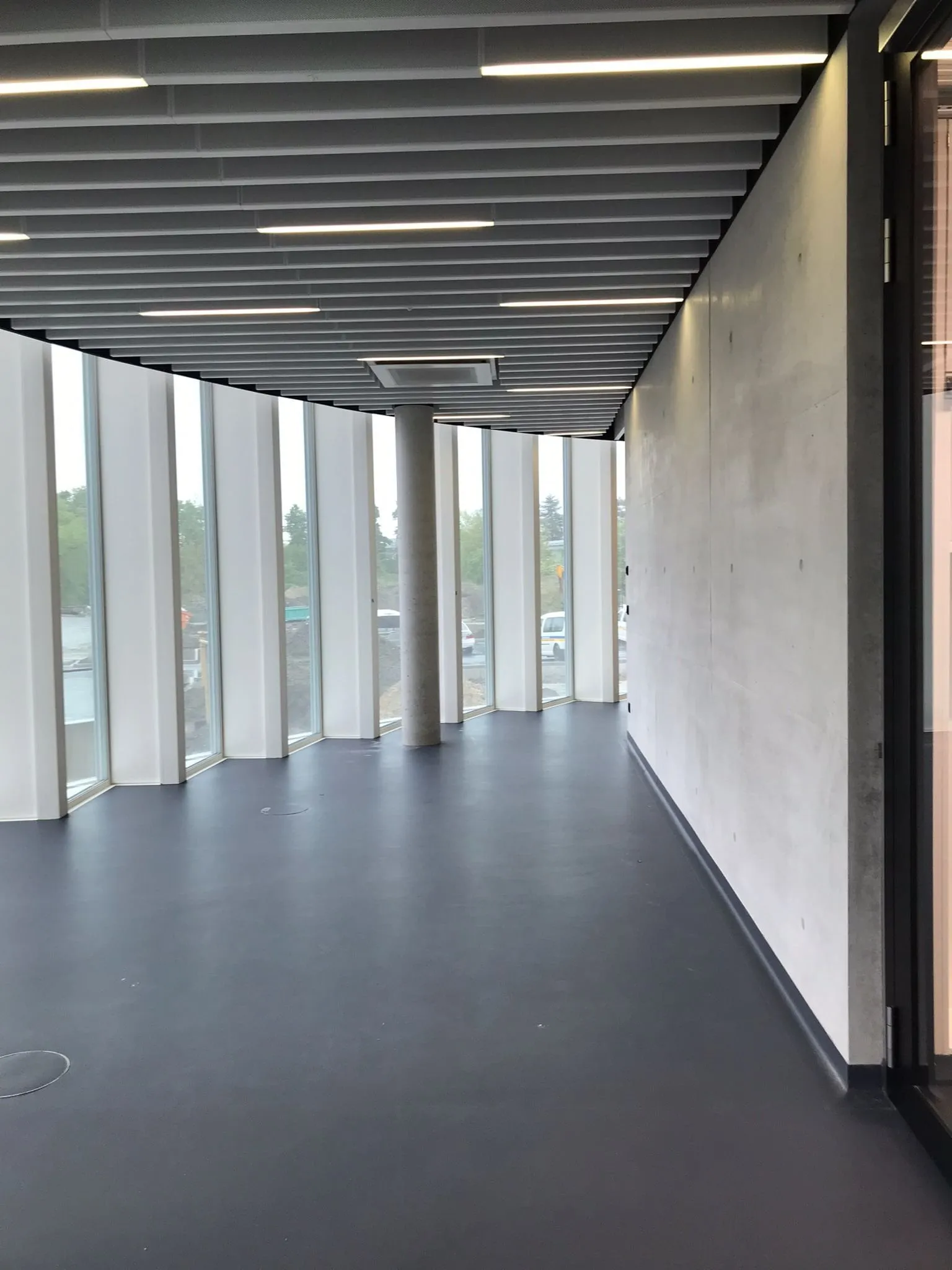 2.500 m² gegossener Hohlraumboden mit Linoleum Oberboden — Bild 4
