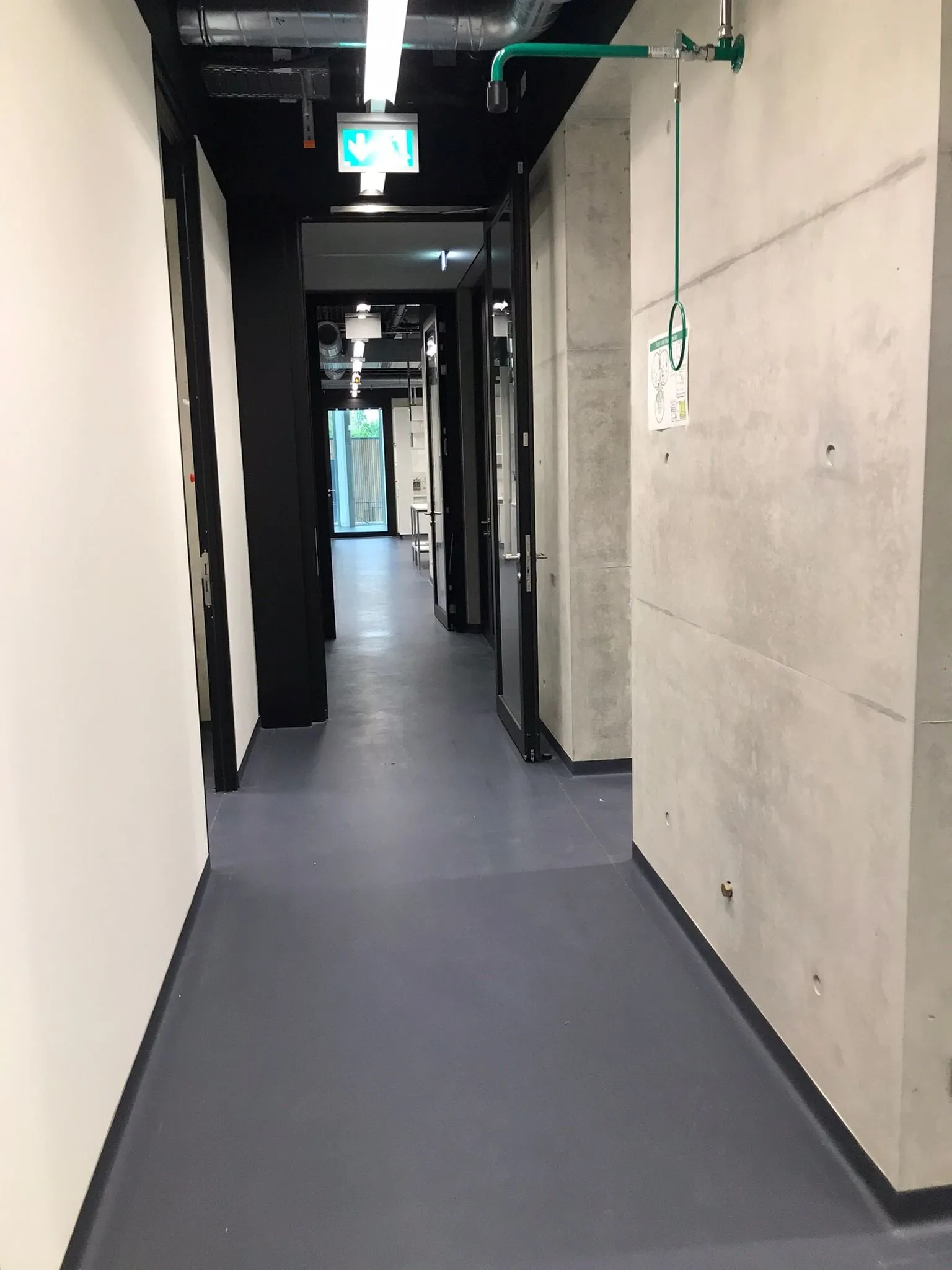 2.500 m² gegossener Hohlraumboden mit Linoleum Oberboden — Bild 5