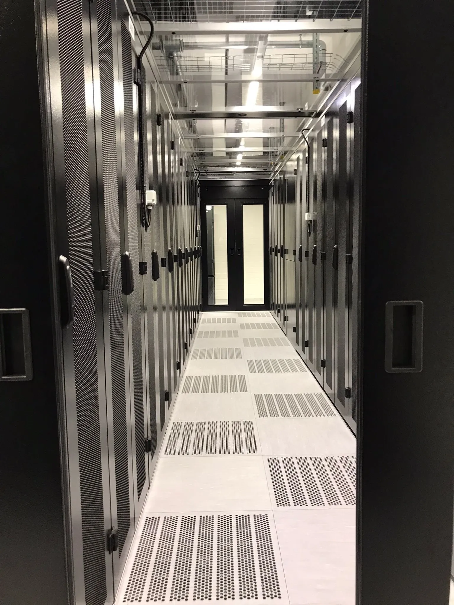 350 m² Schaltwartenboden für deutsches KI-Rechenzentrum — Bild 4