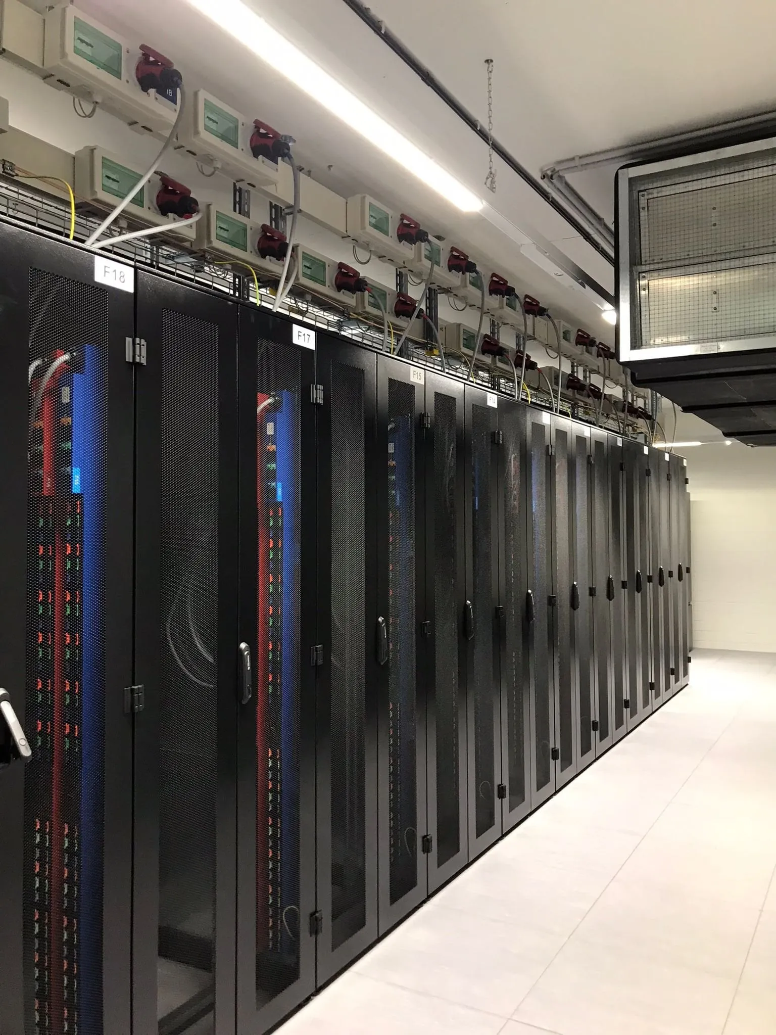 350 m² Schaltwartenboden für deutsches KI-Rechenzentrum — Bild 5