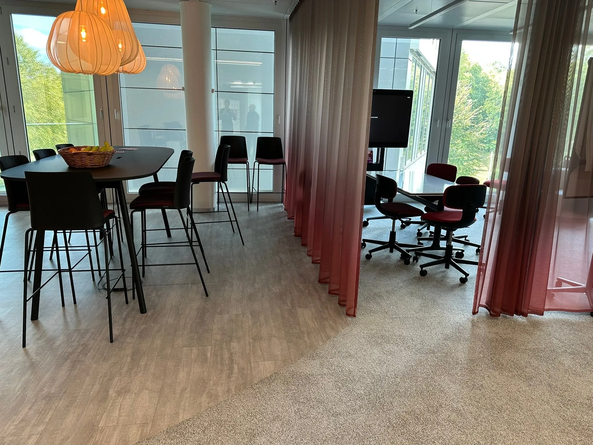 5.400 m² Oberboden in 34 Loungebereichen – Energieversorger Essen — Bild 1