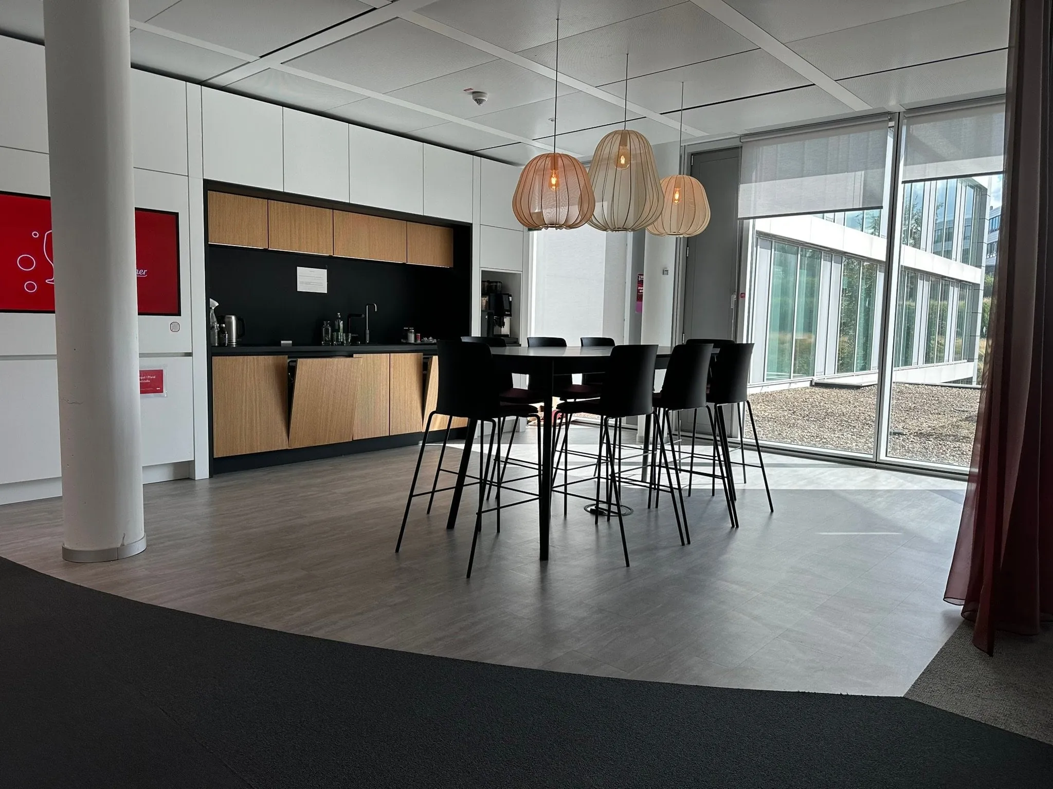 5.400 m² Oberboden in 34 Loungebereichen – Energieversorger Essen — Bild 2
