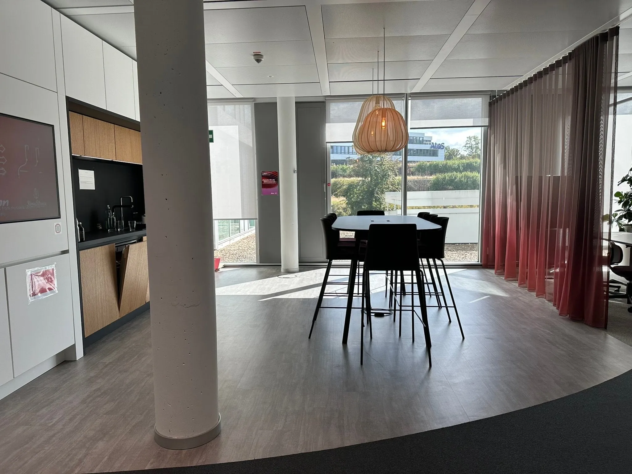 5.400 m² Oberboden in 34 Loungebereichen – Energieversorger Essen — Bild 3