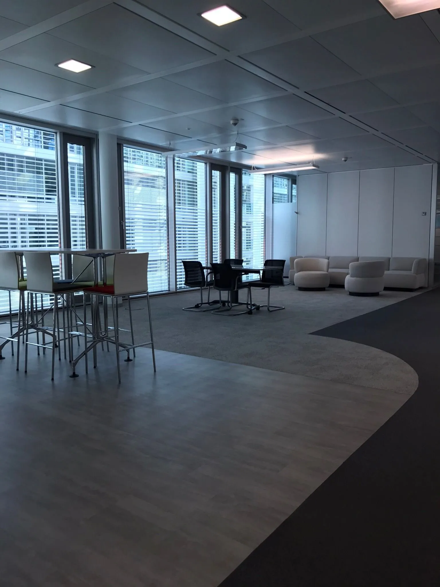 5.400 m² Oberboden in 34 Loungebereichen – Energieversorger Essen — Bild 5