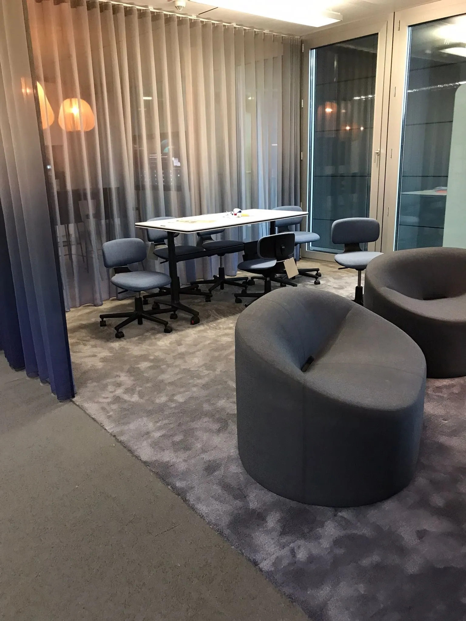 5.400 m² Oberboden in 34 Loungebereichen – Energieversorger Essen — Bild 6