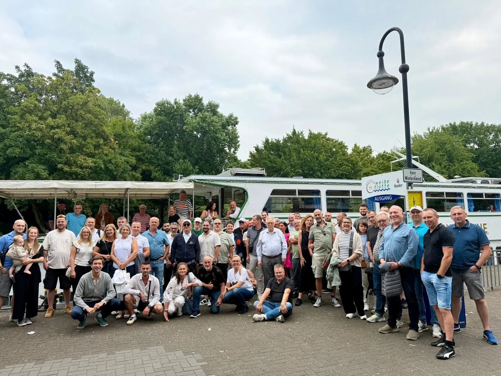 Gruppenfoto der Bredo-Belegschaft mit Monteuren und Partnern vor dem Ausflugsschiff MS Heinrich Thöne am Anleger in Mülheim an der Ruhr