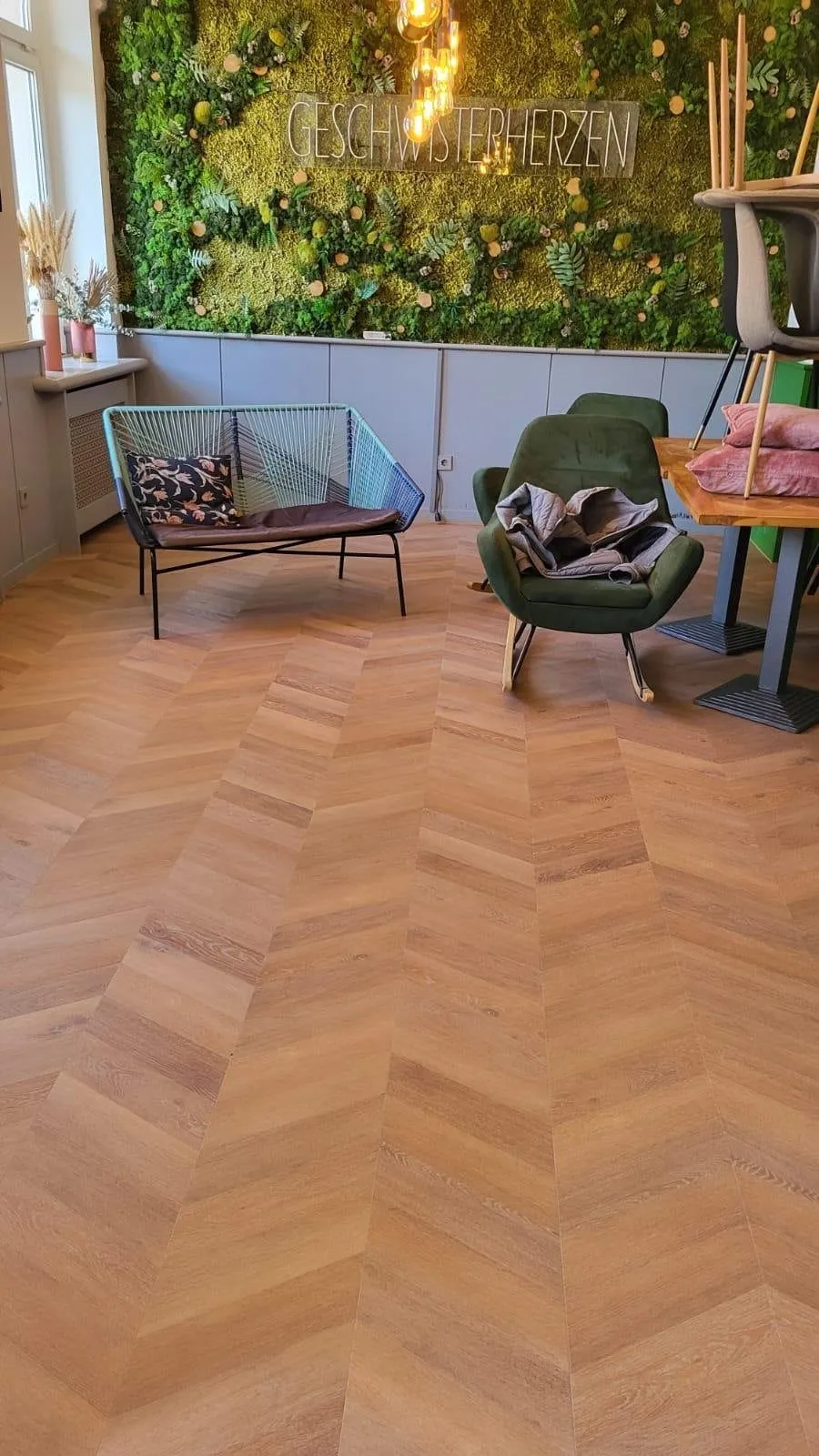 LVT-Oberboden für Innenstadt-Kaffee in Krefeld — Bild 1