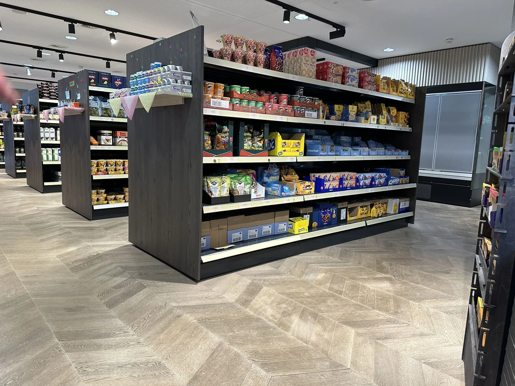 RWE-Supermarkt Essen — verlegter LVT-Boden in Fischgrätoptik