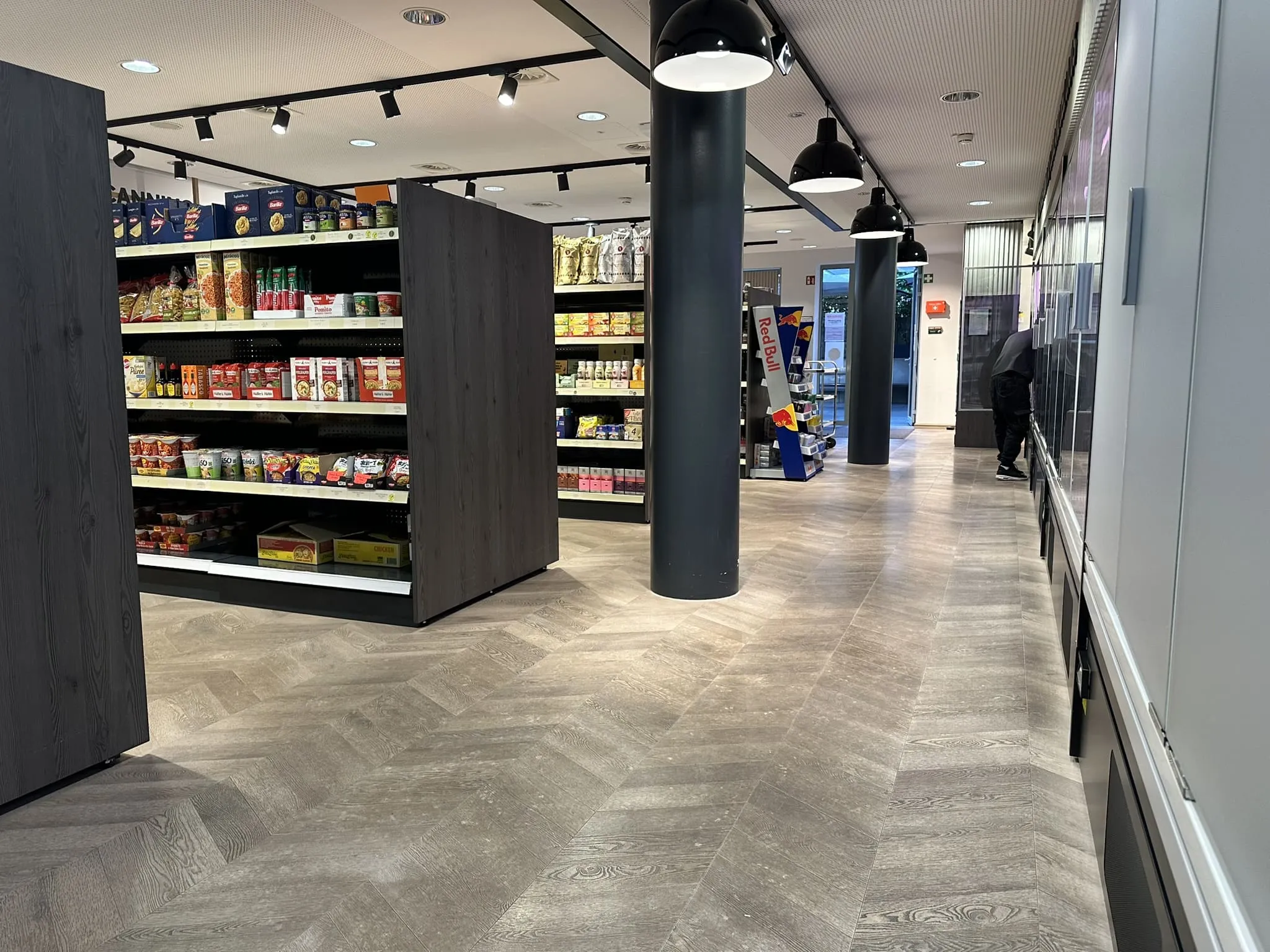250 m² LVT in Fischgrätoptik für den RWE-Supermarkt in Essen — Bild 2