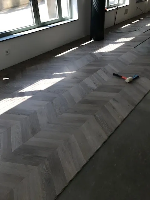 250 m² LVT in Fischgrätoptik für den RWE-Supermarkt in Essen — Bild 7