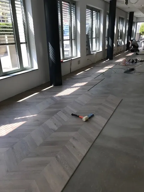 250 m² LVT in Fischgrätoptik für den RWE-Supermarkt in Essen — Bild 8