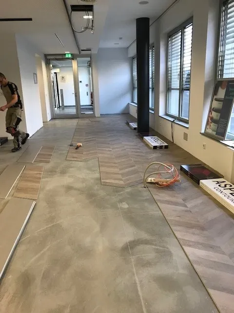 250 m² LVT in Fischgrätoptik für den RWE-Supermarkt in Essen — Bild 9
